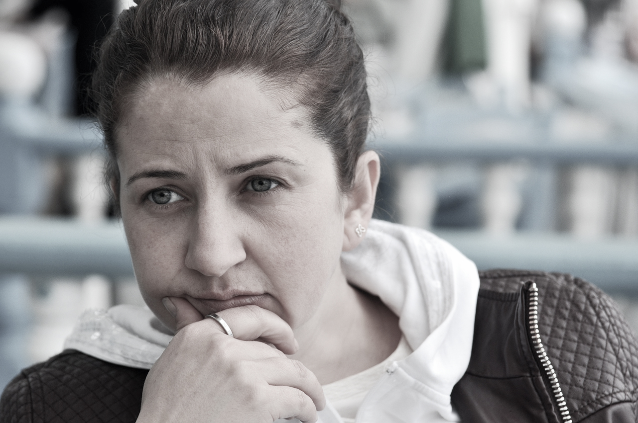 Skeptisch blickende junge Frau